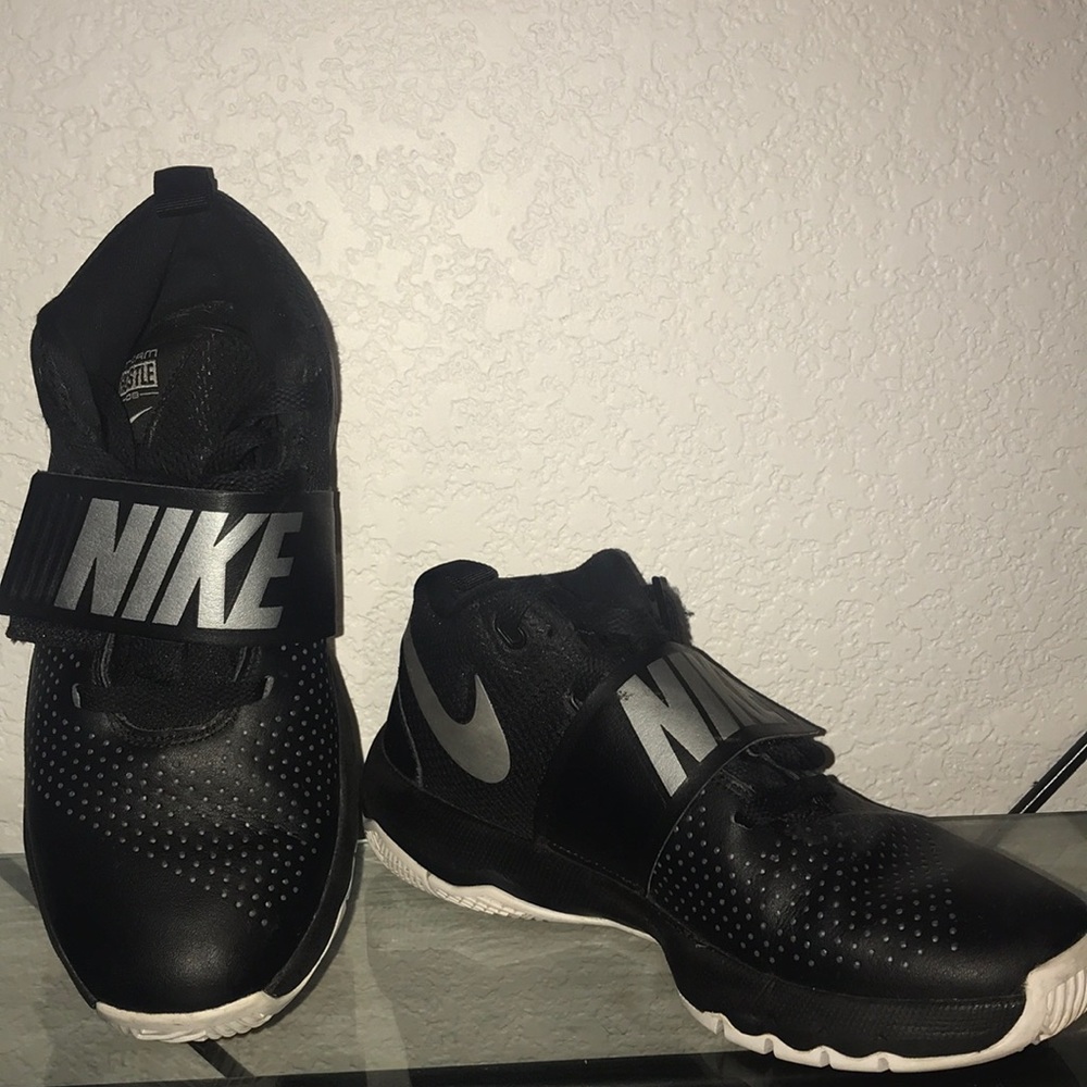 Basketball shoes